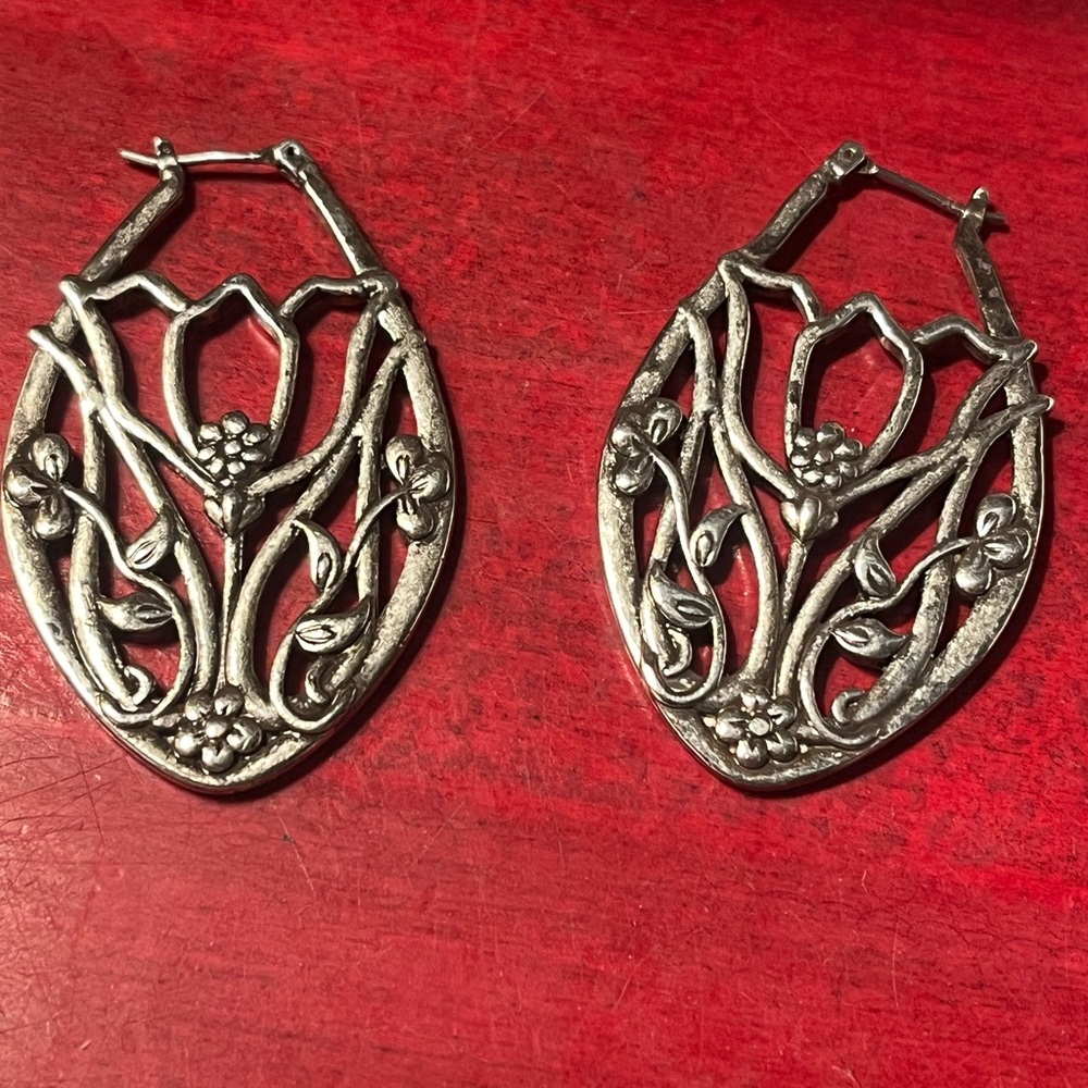 Vintage Lucky 🍀 Elegant Silver Floral Earrings